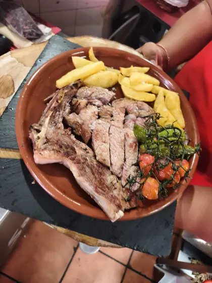 Carne asada con patatas y verduras
