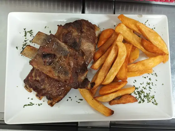 Costillas con patatas fritas