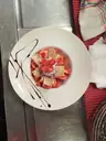 Ensalada de tomate con ventresca y cebolla roja en un plato hondo