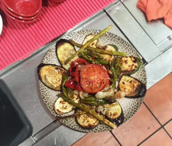 Parrillada de berenjena, calabacín, pimiento, espárragos y tomate