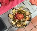 Parrillada de berenjena, calabacín, pimiento, espárragos y tomate