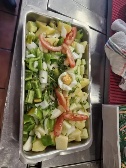 Ensalada de pimiento verde, tomate, huevo y patata